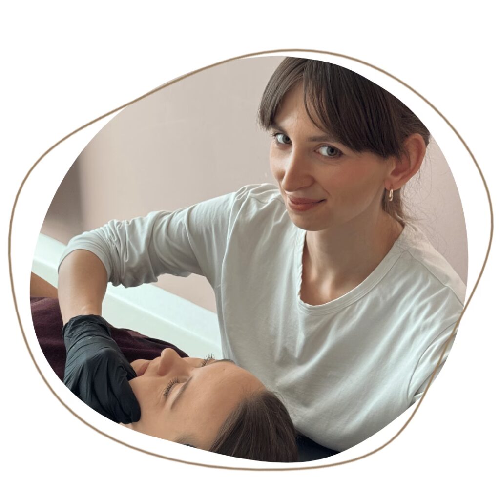 Terapeuta wykonuje zabieg osteopatii w ortodoncji u pacjenta z aparatem stałym w Back2Health Warszawa. Redukcja bólu i szybsze efekty leczenia.