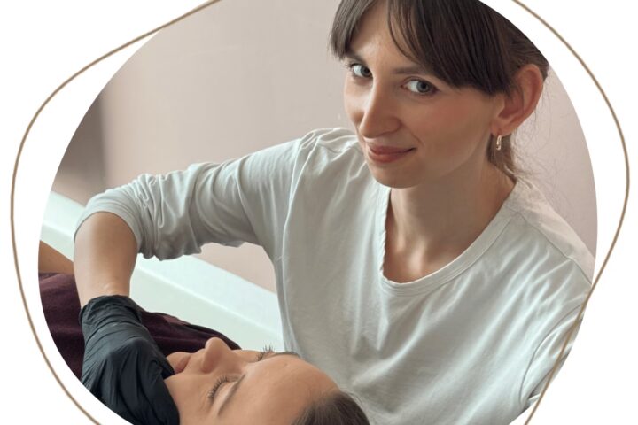 Terapeuta wykonuje zabieg osteopatii w ortodoncji u pacjenta z aparatem stałym w Back2Health Warszawa. Redukcja bólu i szybsze efekty leczenia.